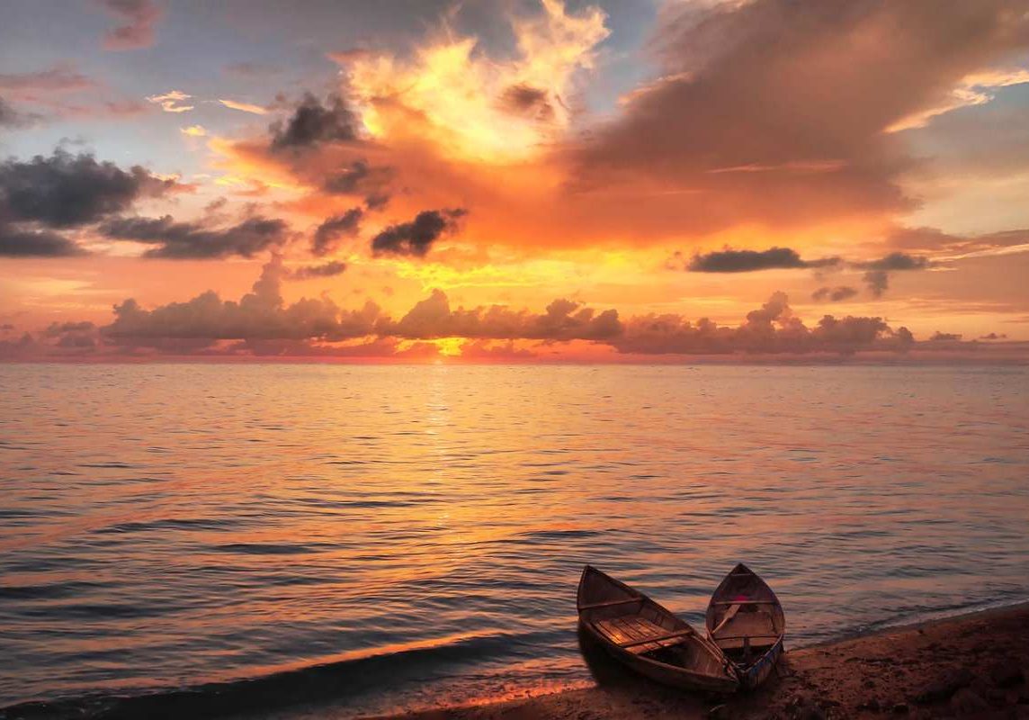 lake-sunset-boats lake-sunset-boats